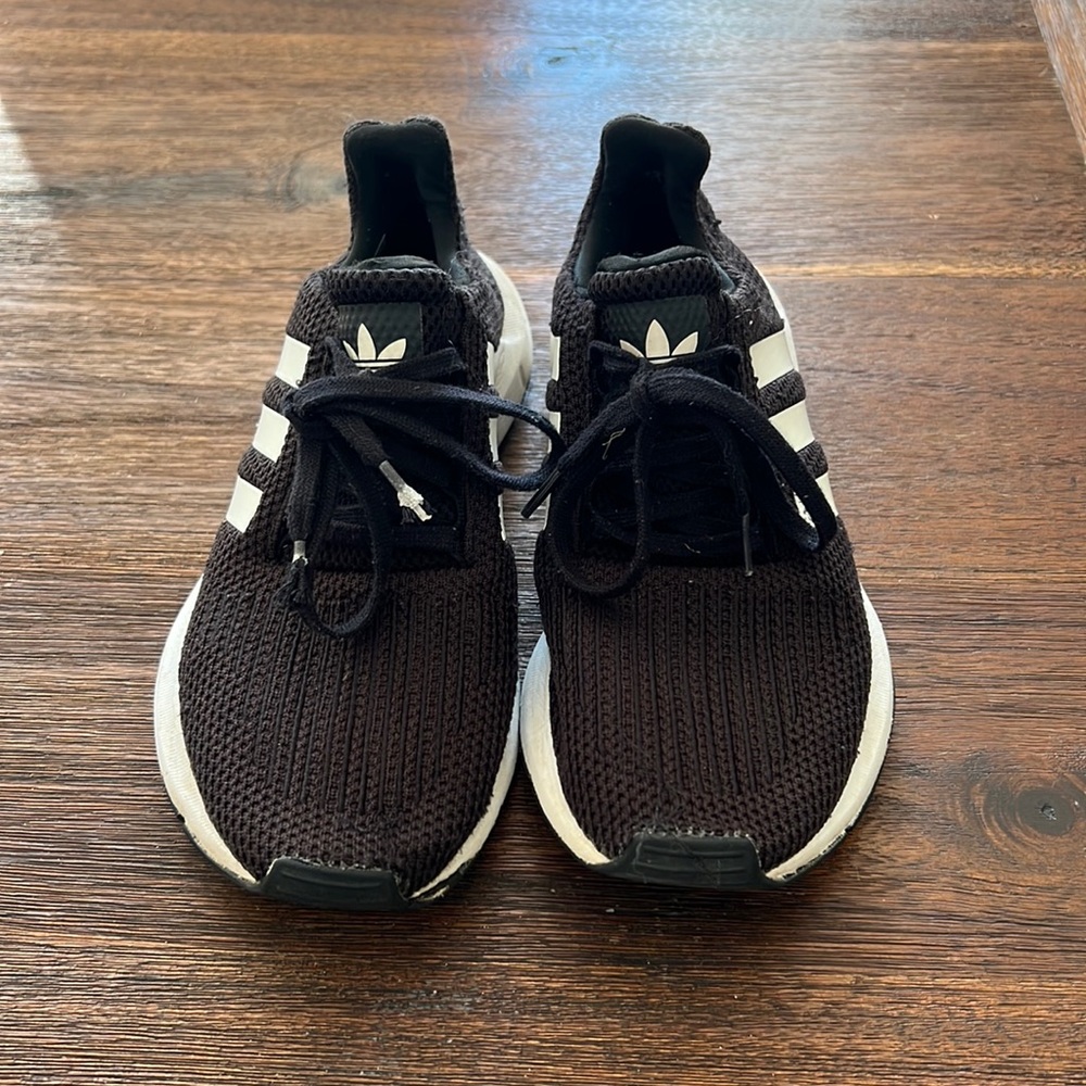 Adidas swift run sneakers